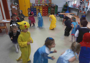 Dzieci tańczą w kole do utworu Krasnoludek
